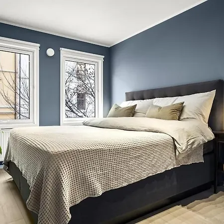 Apartment Central - Two Bedroom With Stylish Interior - Free Parking -