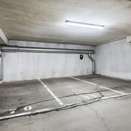 Central - Two Bedroom With Stylish Interior - Free Parking - Apartment