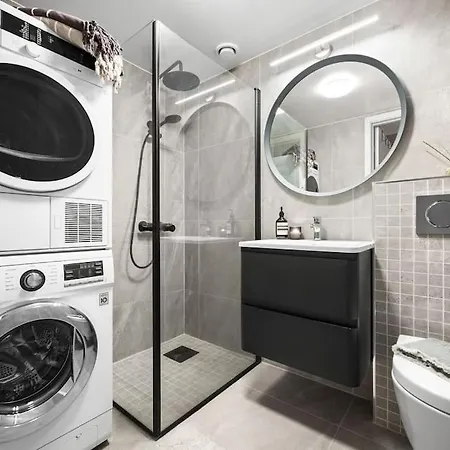 Central - Two Bedroom With Stylish Interior - Free Parking - Apartment