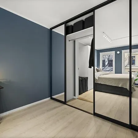 Apartment Central - Two Bedroom With Stylish Interior - Free Parking -
