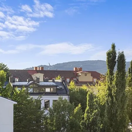 Central - Two Bedroom With Stylish Interior - Free Parking - Apartment *