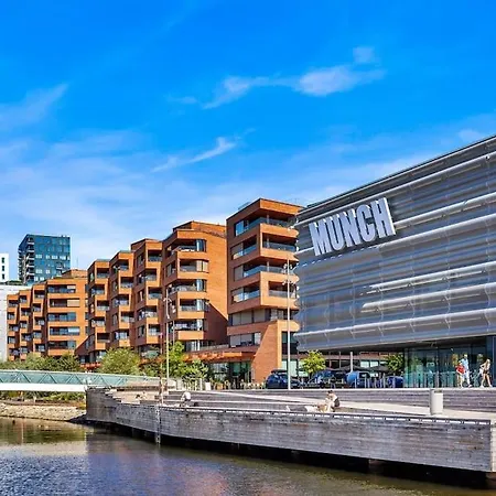 Apartment Central - Two Bedroom With Stylish Interior - Free Parking - *