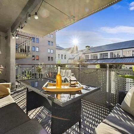 Central - Two Bedroom With Stylish Interior - Free Parking - *
