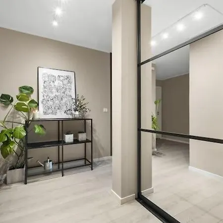 Central - Two Bedroom With Stylish Interior - Free Parking - Apartment