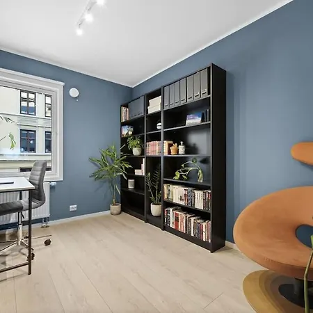 Central - Two Bedroom With Stylish Interior - Free Parking - Apartment *