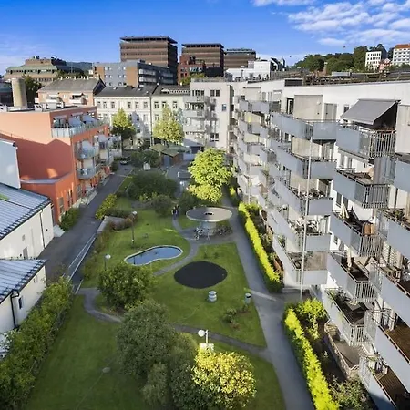 Apartment Central - Two Bedroom With Stylish Interior - Free Parking - *