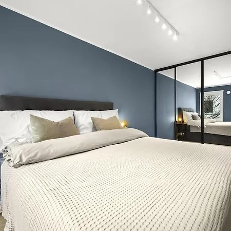 Central - Two Bedroom With Stylish Interior - Free Parking - Apartment *
