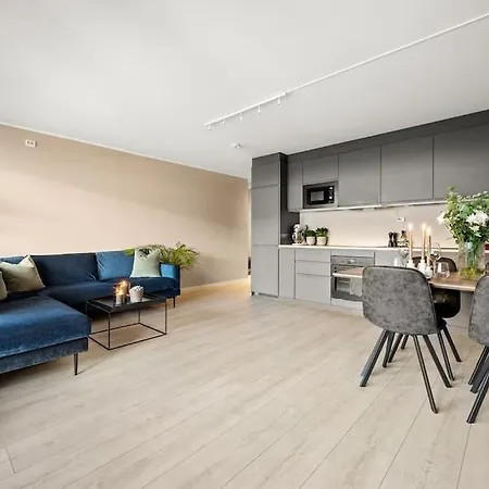 Central - Two Bedroom With Stylish Interior - Free Parking - Apartment *