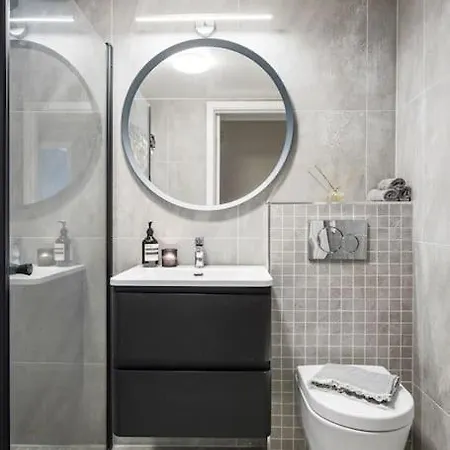 Διαμέρισμα - Two Bedroom With Stylish Interior - Free Parking - *