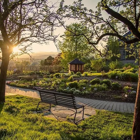 Lägenhet - Two Bedroom With Stylish Interior - Free Parking -